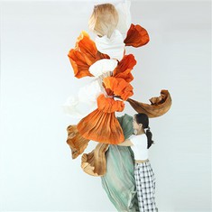 การติดตั้งศิลปะกระดาษสีส้ม