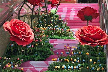 ดอกกุหลาบกระดาษยักษ์สำหรับตกแต่งบันได